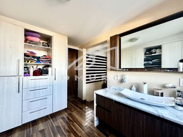 Moderna Casa distribuida en desniveles y en calle tranquila