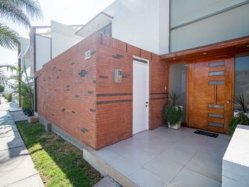 SE VENDE HERMOSA CASA EN COND. PLAYA LA PORTADA.