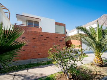 SE VENDE HERMOSA CASA EN COND. PLAYA LA PORTADA.
