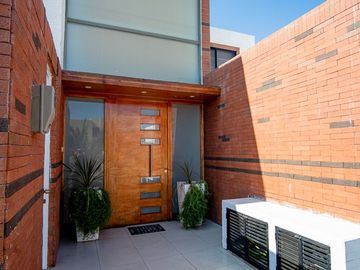 SE VENDE HERMOSA CASA EN COND. PLAYA LA PORTADA.