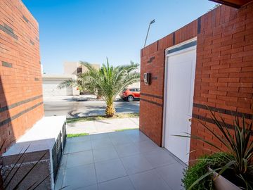 SE VENDE HERMOSA CASA EN COND. PLAYA LA PORTADA.