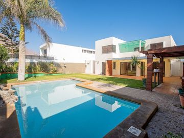 SE VENDE HERMOSA CASA EN COND. PLAYA LA PORTADA.