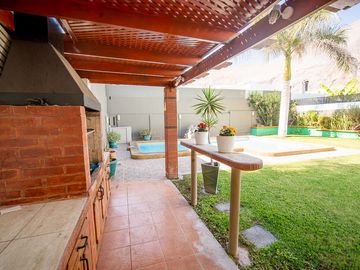 SE VENDE HERMOSA CASA EN COND. PLAYA LA PORTADA.