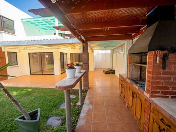 SE VENDE HERMOSA CASA EN COND. PLAYA LA PORTADA.