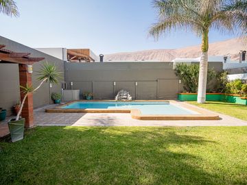 SE VENDE HERMOSA CASA EN COND. PLAYA LA PORTADA.