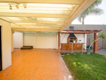 SE VENDE HERMOSA CASA EN COND. PLAYA LA PORTADA.