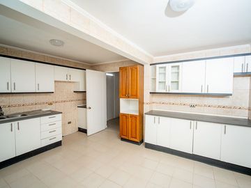 SE VENDE HERMOSA CASA EN COND. PLAYA LA PORTADA.