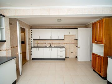 SE VENDE HERMOSA CASA EN COND. PLAYA LA PORTADA.