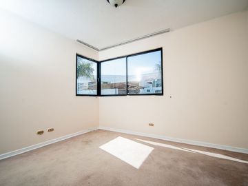 SE VENDE HERMOSA CASA EN COND. PLAYA LA PORTADA.