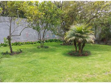 Vendo Quinta en el Quinche sector La Victoria 303 m2 de construcción. Con Piscina.