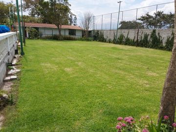 Vendo Quinta en el Quinche sector La Victoria 303 m2 de construcción. Con Piscina.