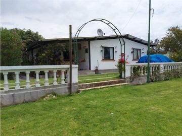 Vendo Quinta en el Quinche sector La Victoria 303 m2 de construcción. Con Piscina.