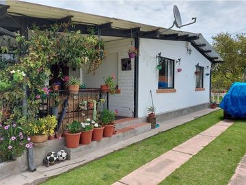 Vendo Quinta en el Quinche sector La Victoria 303 m2 de construcción. Con Piscina.