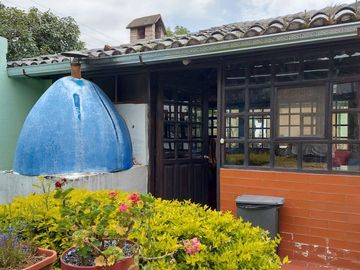 Vendo Quinta en el Quinche sector La Victoria 303 m2 de construcción. Con Piscina.