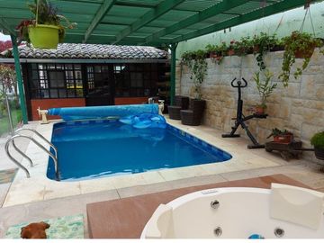 Vendo Quinta en el Quinche sector La Victoria 303 m2 de construcción. Con Piscina.