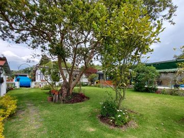 Vendo Quinta en el Quinche sector La Victoria 303 m2 de construcción. Con Piscina.