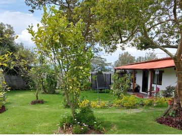 Vendo Quinta en el Quinche sector La Victoria 303 m2 de construcción. Con Piscina.