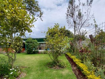 Vendo Quinta en el Quinche sector La Victoria 303 m2 de construcción. Con Piscina.