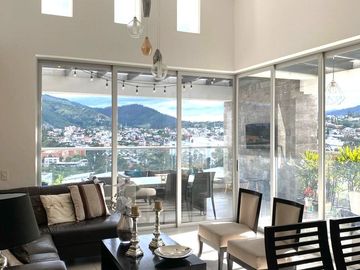 En Cumbayá de venta Moderno Departamento con espectacular vista al Ilaló.