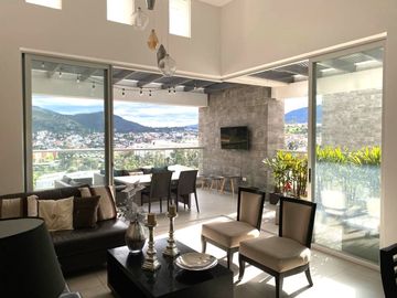 En Cumbayá de venta Moderno Departamento con espectacular vista al Ilaló.