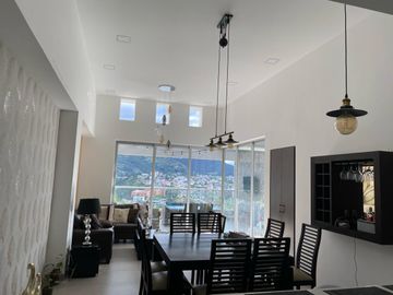 En Cumbayá de venta Moderno Departamento con espectacular vista al Ilaló.