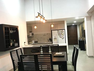 En Cumbayá de venta Moderno Departamento con espectacular vista al Ilaló.