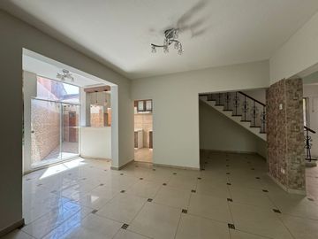 VENDO CASA Al Frente Del Estadio Melgar Parte Sur.