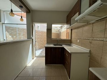 VENDO CASA Al Frente Del Estadio Melgar Parte Sur.