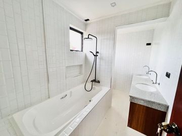 Brand new 2 storey duplex with very spacious set back