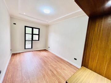 Brand new 2 storey duplex with very spacious set back