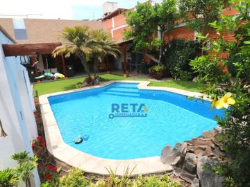 VENDO CASA TOTALMENTE REMODELADA CON PISCINA FINOS ACABADOS CON ZONA DE BBQ