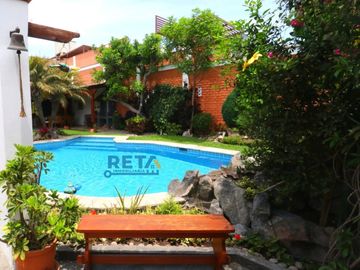 VENDO CASA TOTALMENTE REMODELADA CON PISCINA FINOS ACABADOS CON ZONA DE BBQ