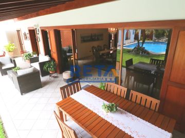 VENDO CASA TOTALMENTE REMODELADA CON PISCINA FINOS ACABADOS CON ZONA DE BBQ