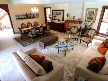 VENDO CASA TOTALMENTE REMODELADA CON PISCINA FINOS ACABADOS CON ZONA DE BBQ