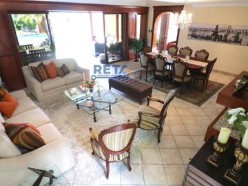 VENDO CASA TOTALMENTE REMODELADA CON PISCINA FINOS ACABADOS CON ZONA DE BBQ