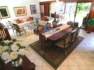 VENDO CASA TOTALMENTE REMODELADA CON PISCINA FINOS ACABADOS CON ZONA DE BBQ