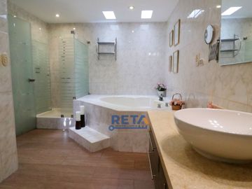 VENDO CASA TOTALMENTE REMODELADA CON PISCINA FINOS ACABADOS CON ZONA DE BBQ