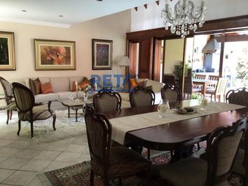 VENDO CASA TOTALMENTE REMODELADA CON PISCINA FINOS ACABADOS CON ZONA DE BBQ