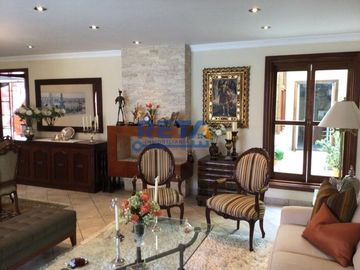 VENDO CASA TOTALMENTE REMODELADA CON PISCINA FINOS ACABADOS CON ZONA DE BBQ