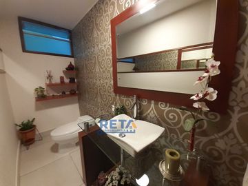 VENDO CASA TOTALMENTE REMODELADA CON PISCINA FINOS ACABADOS CON ZONA DE BBQ