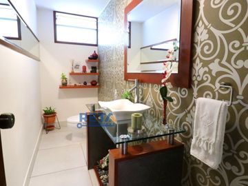 VENDO CASA TOTALMENTE REMODELADA CON PISCINA FINOS ACABADOS CON ZONA DE BBQ