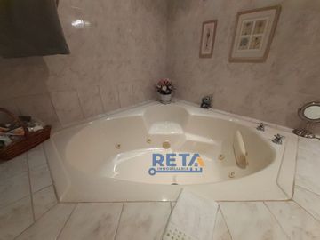 VENDO CASA TOTALMENTE REMODELADA CON PISCINA FINOS ACABADOS CON ZONA DE BBQ