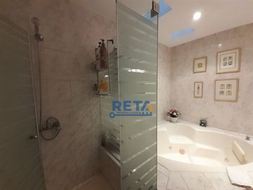 VENDO CASA TOTALMENTE REMODELADA CON PISCINA FINOS ACABADOS CON ZONA DE BBQ