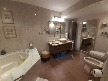 VENDO CASA TOTALMENTE REMODELADA CON PISCINA FINOS ACABADOS CON ZONA DE BBQ