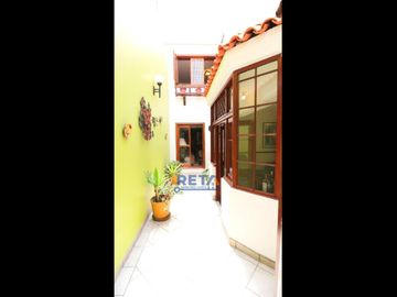VENDO CASA TOTALMENTE REMODELADA CON PISCINA FINOS ACABADOS CON ZONA DE BBQ