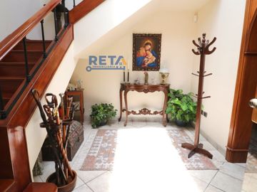 VENDO CASA TOTALMENTE REMODELADA CON PISCINA FINOS ACABADOS CON ZONA DE BBQ