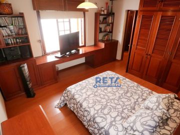 VENDO CASA TOTALMENTE REMODELADA CON PISCINA FINOS ACABADOS CON ZONA DE BBQ