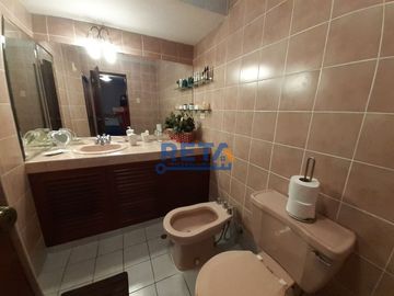 VENDO CASA TOTALMENTE REMODELADA CON PISCINA FINOS ACABADOS CON ZONA DE BBQ