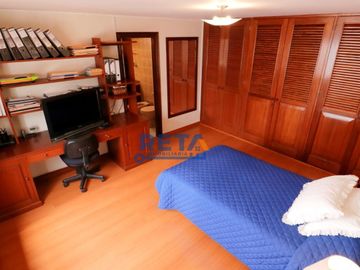VENDO CASA TOTALMENTE REMODELADA CON PISCINA FINOS ACABADOS CON ZONA DE BBQ