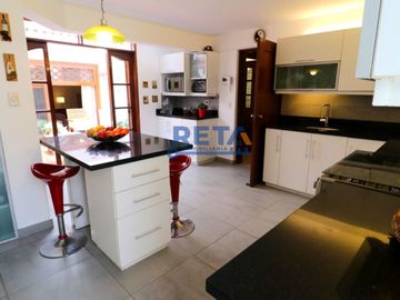 VENDO CASA TOTALMENTE REMODELADA CON PISCINA FINOS ACABADOS CON ZONA DE BBQ